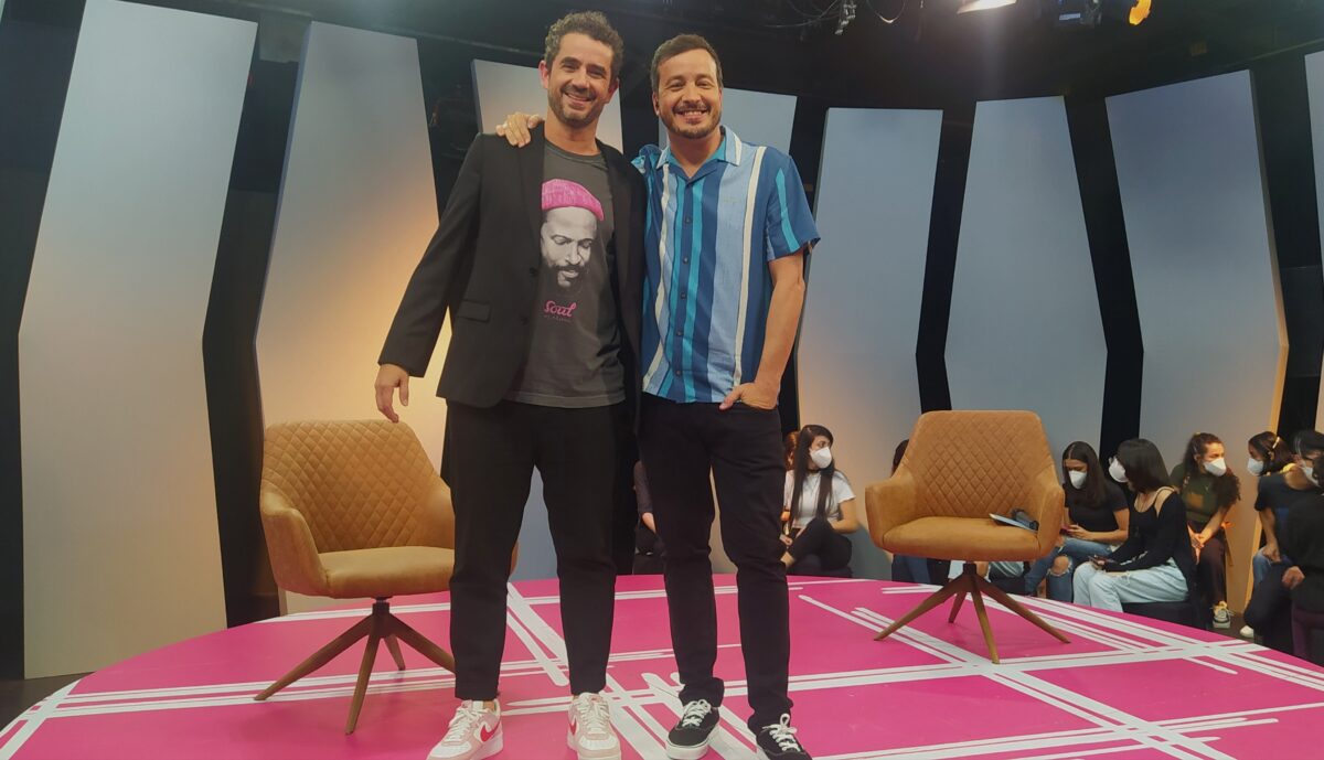 Felipe Andreoli abraçado com Rafael Cortez nos estúdios do Matéria Prima, na TV Cultura