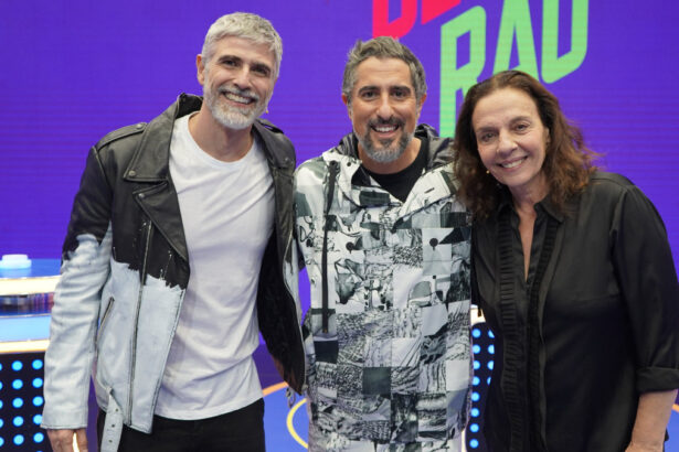 Reynaldo Gianecchini, Marcos Mion e Rosi Campos abraçados, em foto posada nos estúdios do Caldeirão