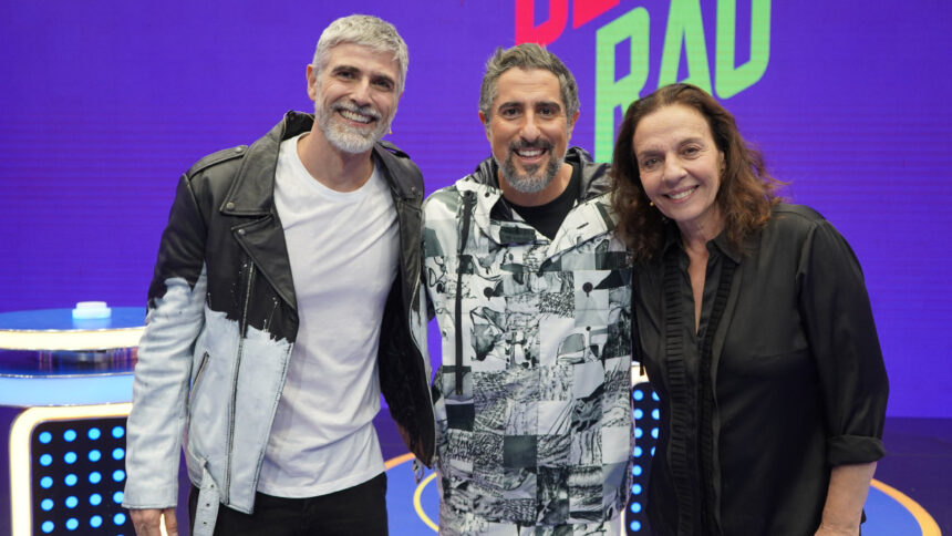 Reynaldo Gianecchini, Marcos Mion e Rosi Campos abraçados, em foto posada nos estúdios do Caldeirão