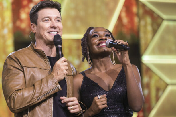 Rodrigo faro ao lado de Lariene Prata, após a apresentação da cantora, nos estúdios do Canta Comigo