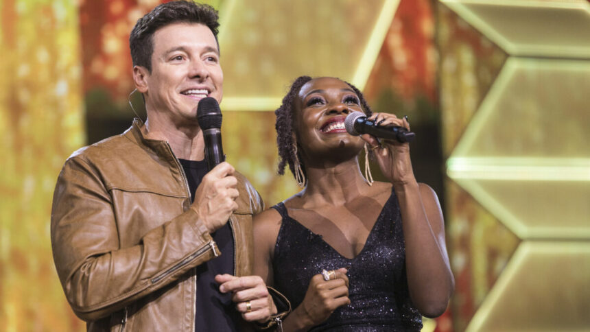 Rodrigo faro ao lado de Lariene Prata, após a apresentação da cantora, nos estúdios do Canta Comigo