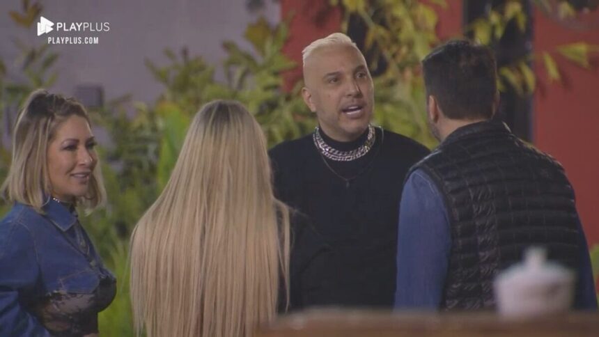 Baronesa, Adryana, Albert e Rogério conversam próximos a piscina do Power Couple Brasil 6