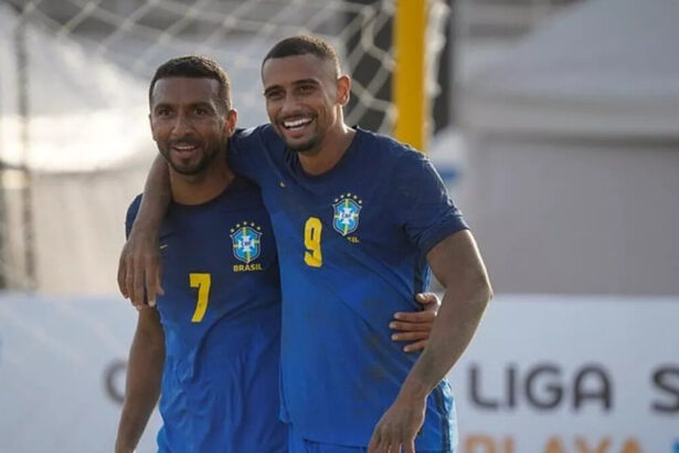 Jogadores do Brasil comemorando jogo em partida pela Liga de Futebol de Areia