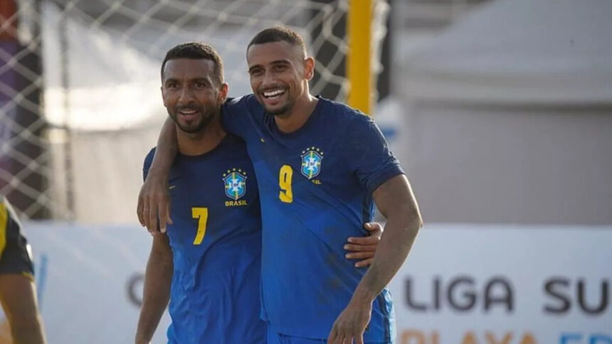 Jogadores do Brasil comemorando jogo em partida pela Liga de Futebol de Areia