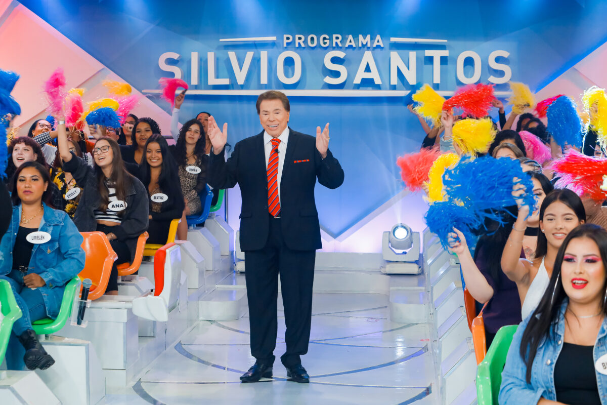 Silvio Santos no meio do auditório nos estúdios do Programa Silvio Santos
