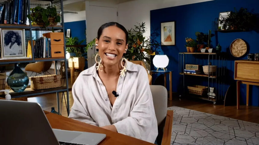 Taís Aráujo no comando das edições remotas do Superbonita, em frente a um notebook na sua casa