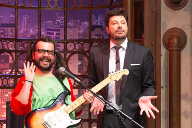 Danilo Gentili ao lado de um ator (interpretado a Chiquinha do Chaves) e tocando guitarra