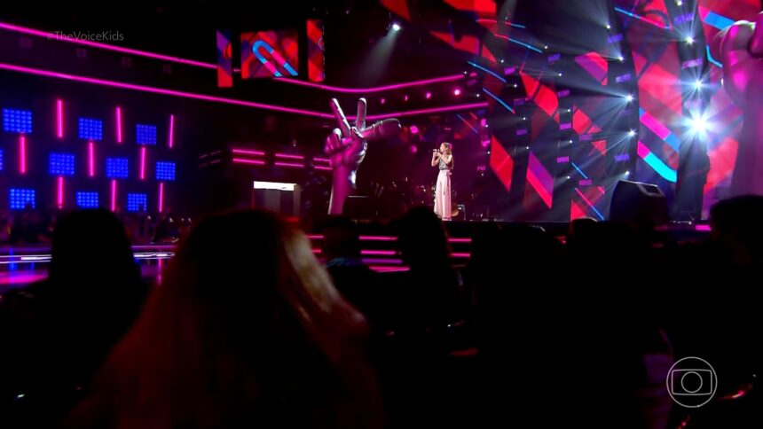 Candidata do último dia de audições às cegas se apresenta no palco do The Voice Kids 2022