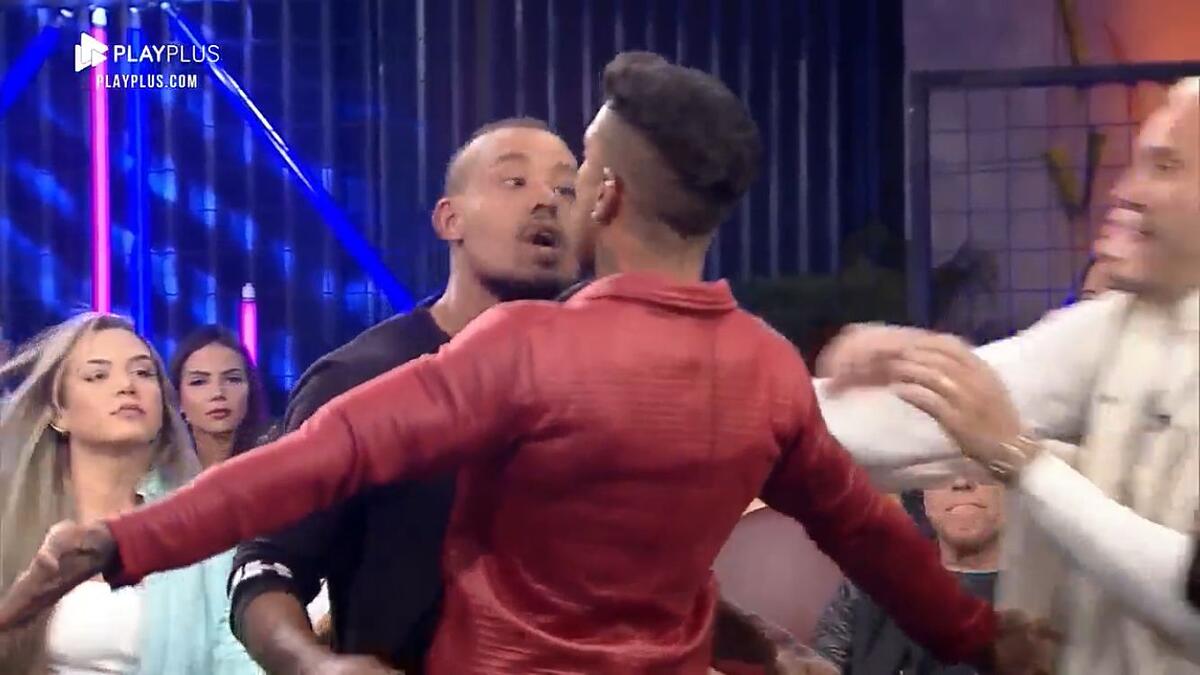 Matheus com os braços aberto de frente com Mussunzinho