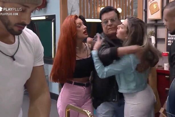 Brenda com as mãos para trás Nahim no meio entre ela e Karol.