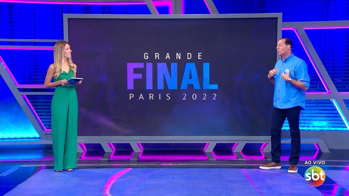 Apresentadores do SBT em frente ao telão da Grande final da Champions League