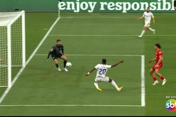 Vinicius Junior marcando o gol da vitória do Real Mdradi contra o Liverpool na final da Champions League, transmitida pelo SBT