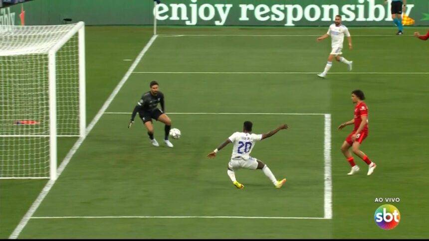 Vinicius Junior marcando o gol da vitória do Real Mdradi contra o Liverpool na final da Champions League, transmitida pelo SBT