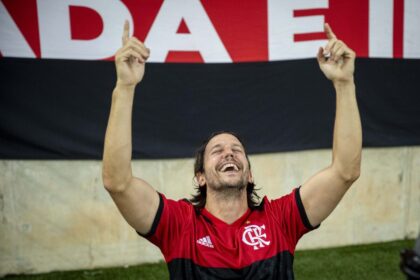 Vladimir Brichta com a camisa do Flamengo em cena de Quanto Mais Vida Melhor