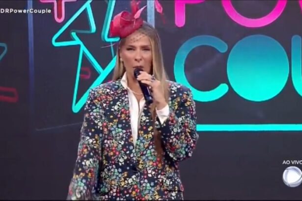 Adriane Galisteu com roupa estampada no cenário do Power Couple.