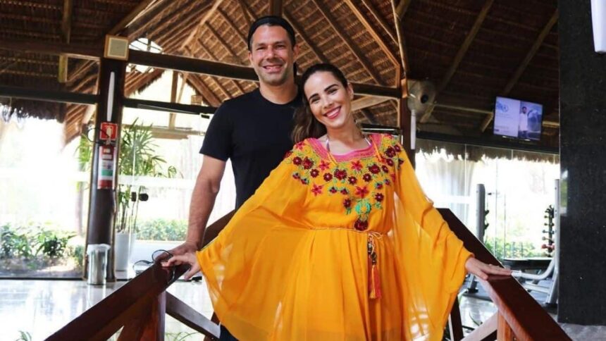 Marcus Buaiz e Wanessa Camargo em foto posada em uma tenda de madeira