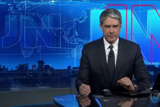 William Bonner sentado na bancada do Jornal Nacional