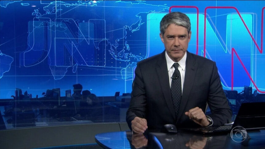 William Bonner sentado na bancada do Jornal Nacional