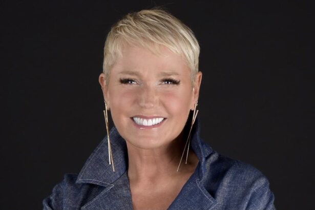 Xuxa Meneghel sorri