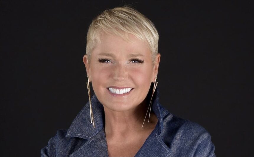 Xuxa Meneghel sorri