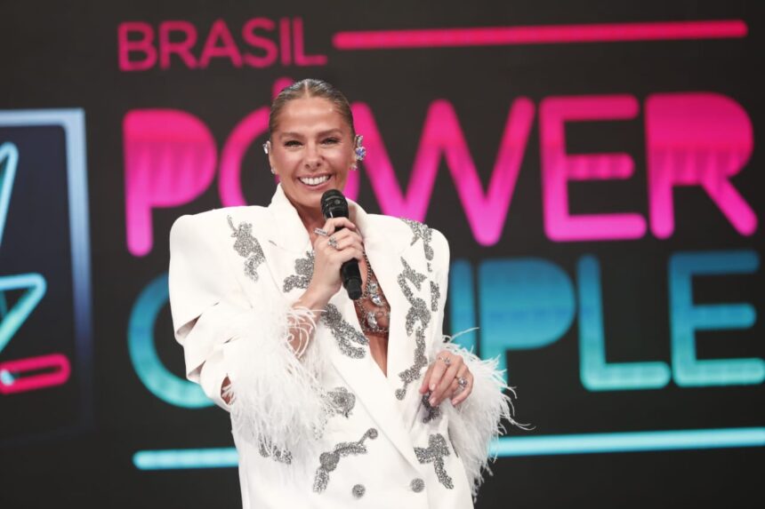 Adriane Galisteu veste branco na na estreia do Power Couple Brasil 6