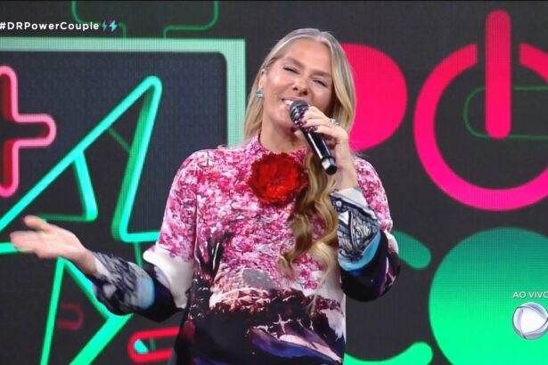 Adriane Galisteu sorrindo na abertura do Power Couple Brasil de quarta-feira, 25 de maio de 2022