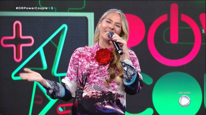 Adriane Galisteu sorrindo na abertura do Power Couple Brasil de quarta-feira, 25 de maio de 2022