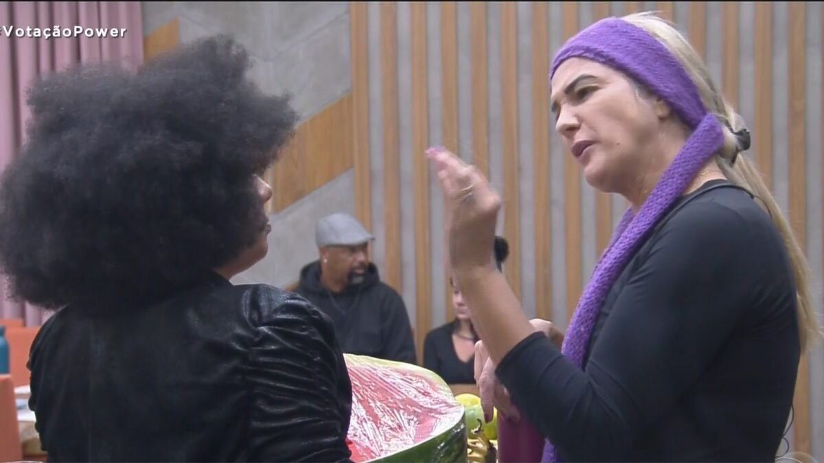 Michele e Andreia Andrade conversam na cozinha do Power Couple Brasil 6