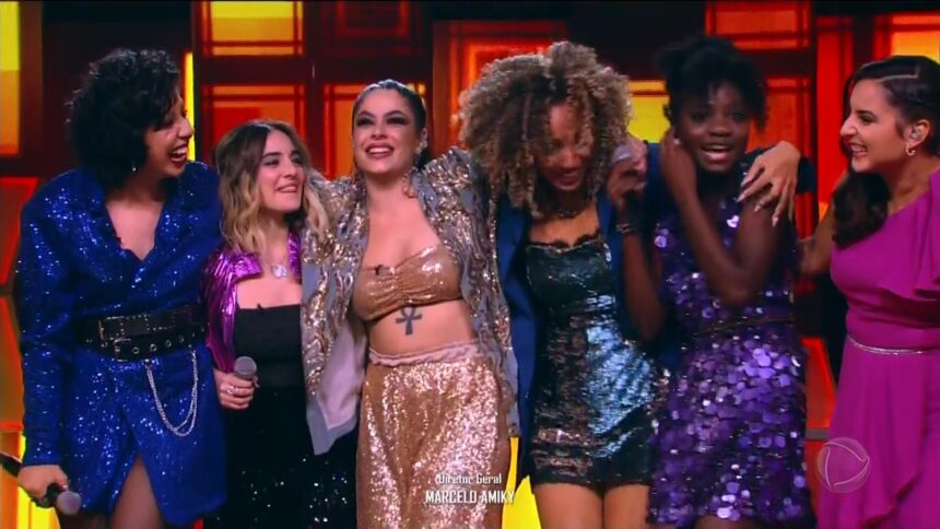 Classificadas para a semifinal e final do canta comigo 4 se abraçam no palco do reality show