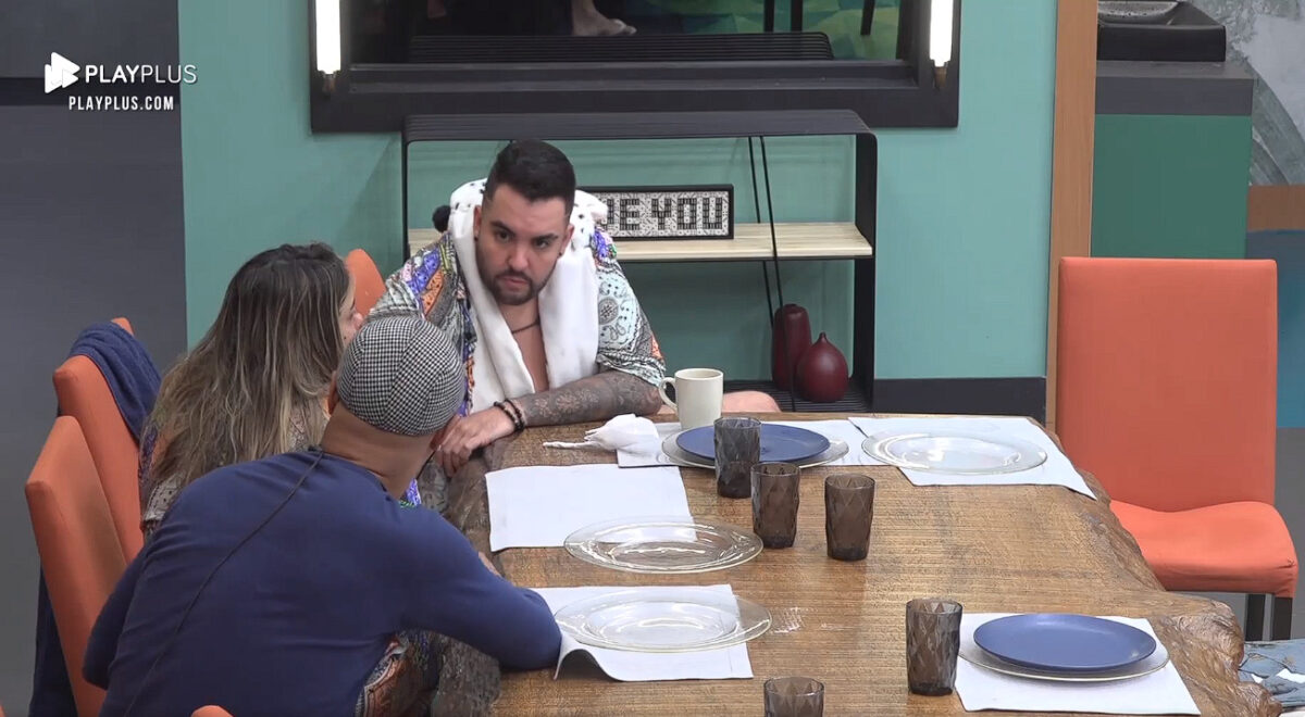 Dinei conversando com Daia e Mila no Power Couple Brasil