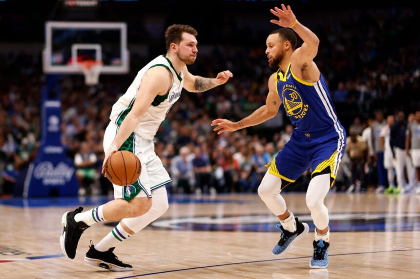 Luka Doncic e Stephen Curry, disputando bola no duelo entre Golden State Warriors e Dallas Mavericks pela NBA