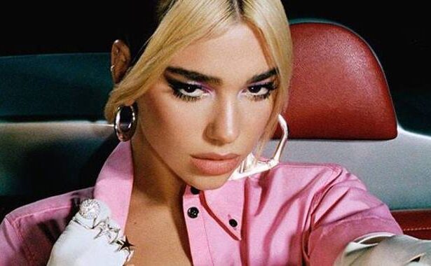 Dua Lipa na capa do álbum Future Nostalgia