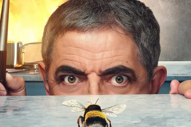 Rowan Atkinson olha para uma abelha