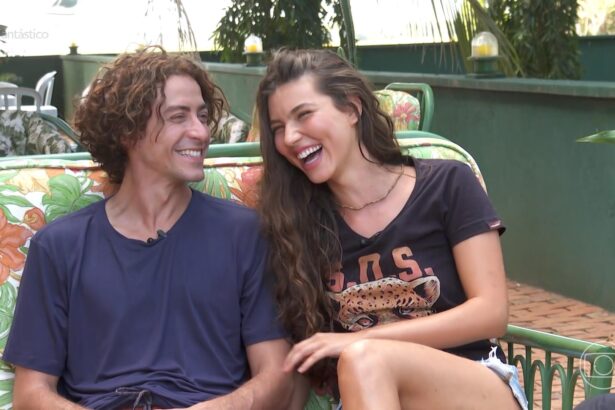 Jesuíta Barbosa e Alanis Guillen sorriem para as câmeras do Fantástico