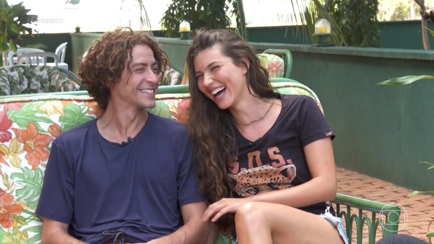 Jesuíta Barbosa e Alanis Guillen sorriem para as câmeras do Fantástico