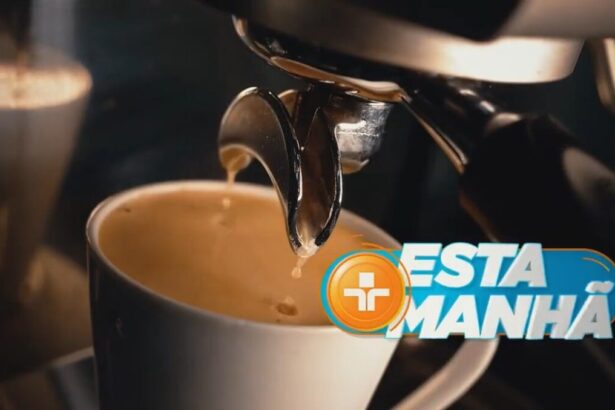 Logo o telejornal Esta Manhã da TV Cultura, na frente de um café expresso