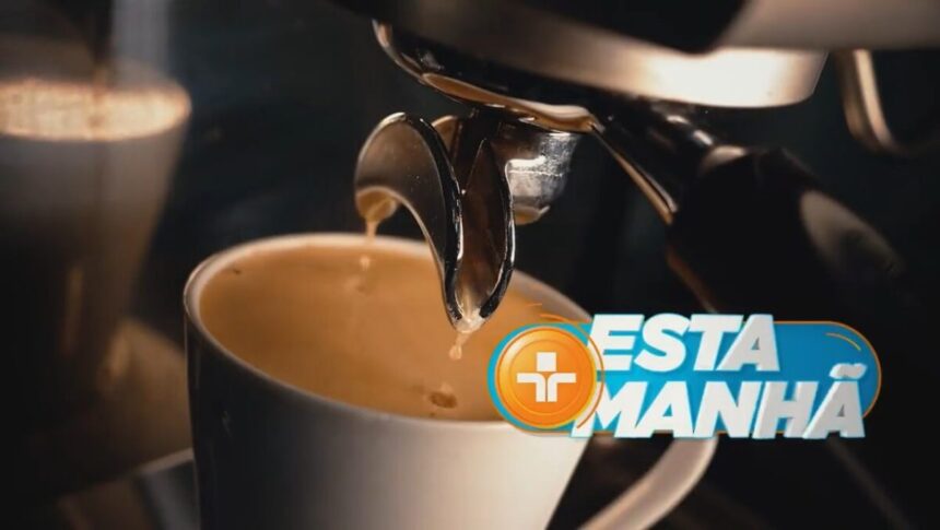 Logo o telejornal Esta Manhã da TV Cultura, na frente de um café expresso