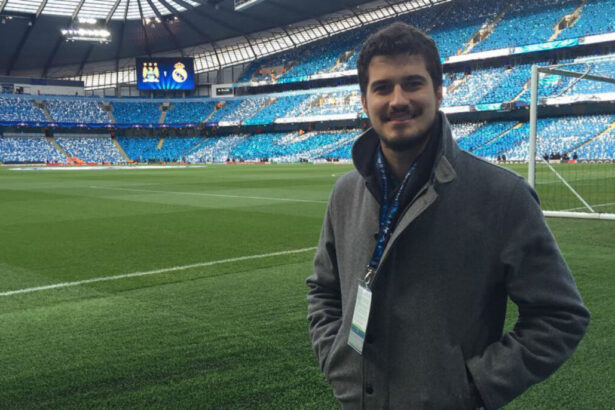 Pedro Vedova posando no gramado de um estádio de futebol na Europa