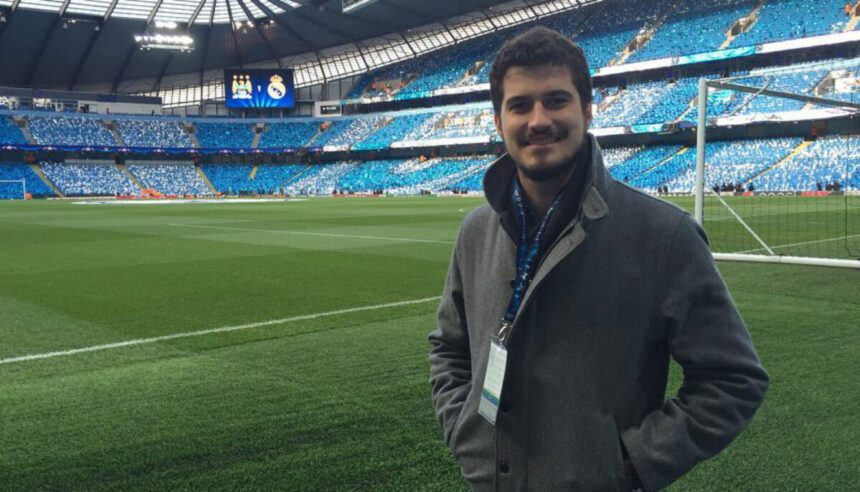 Pedro Vedova posando no gramado de um estádio de futebol na Europa