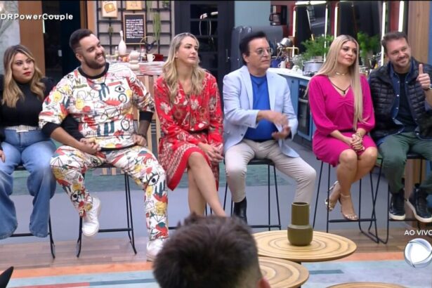 Daia e Mila, Andreia e Nahim e Adryana e Albert sentados na cadeira da 1ª DR do Power Couple Brasil 6