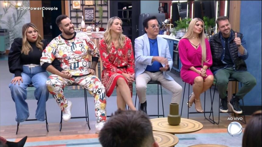 Daia e Mila, Andreia e Nahim e Adryana e Albert sentados na cadeira da 1ª DR do Power Couple Brasil 6