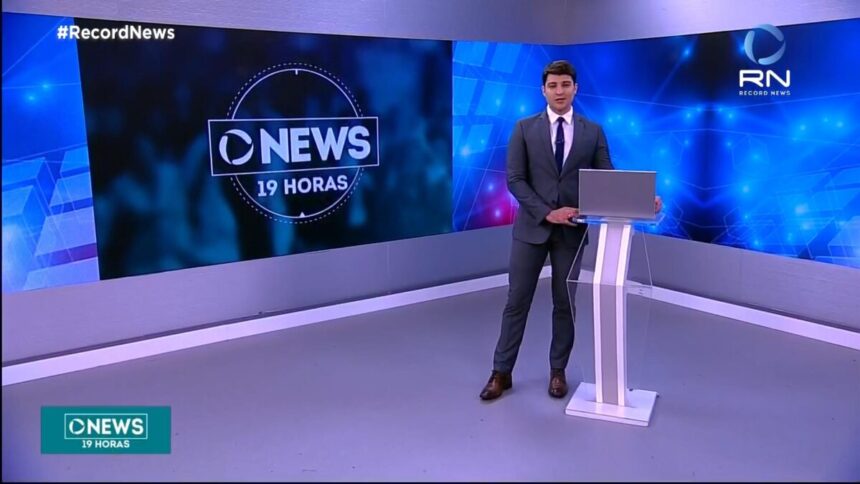 Logo do News 19 horas no cenário do novo telejornal da Record News