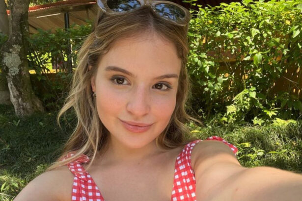 Sophia Valverde faz selfie com óculos escuro e vestido de bolinhas vermelho