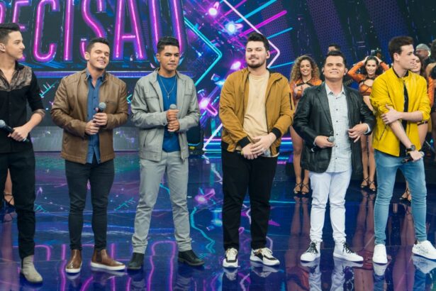 Thulio Moreira, Maycon Balcino, Athirson Ribeiro, Max Anttony, Gabriel Hudson e Alisson Viana, participantes do A Hora da Decisão, durante gravação do Faustão na Band