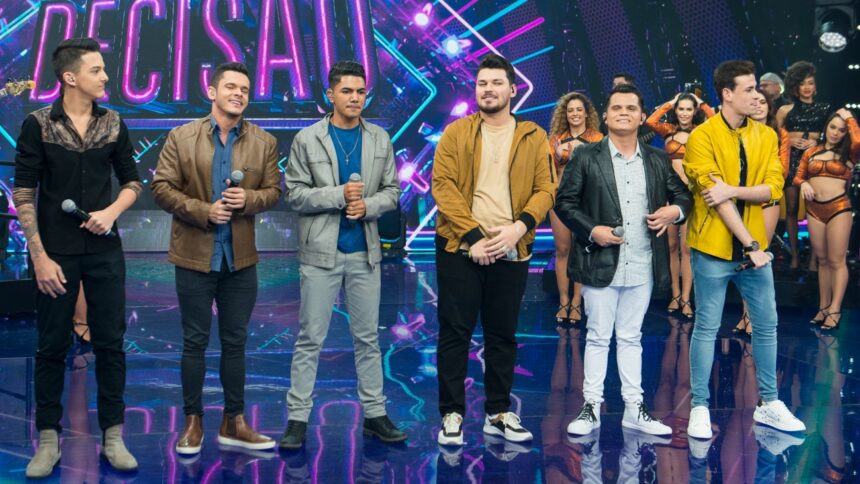 Thulio Moreira, Maycon Balcino, Athirson Ribeiro, Max Anttony, Gabriel Hudson e Alisson Viana, participantes do A Hora da Decisão, durante gravação do Faustão na Band