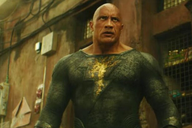 Dwayne Johnson em cena de Adão Negro