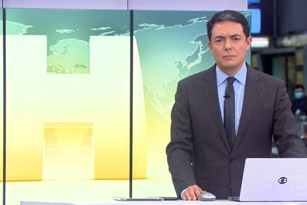 Alan Severiano nos estúdios do Jornal Hoje, posicionado na bancada