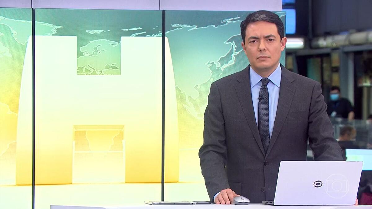 Alan Severiano nos estúdios do Jornal Hoje, posicionado na bancada