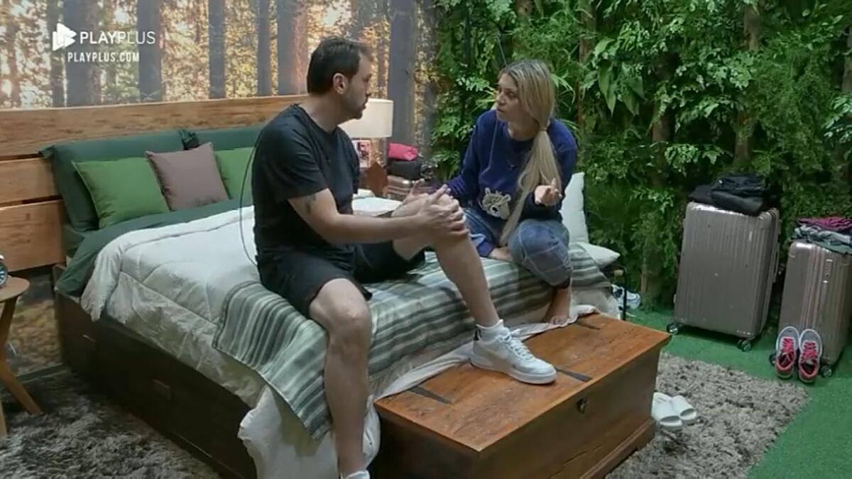 Albert e Adryana sentados um de frente para o outro no quarto selva do Power Couple.