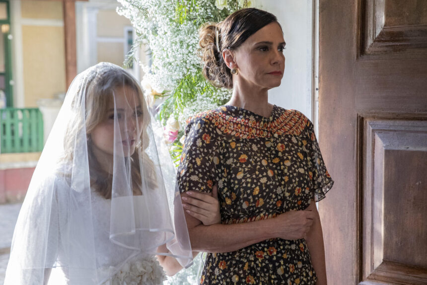 Larissa Manoela e Malu Galli entrando na igreja